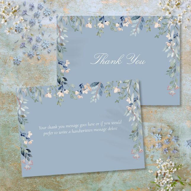 Cartão De Agradecimento Flores Silvestres Pó Azul Script (Floral Wildflowers Dusty Blue Script Thank You Card)