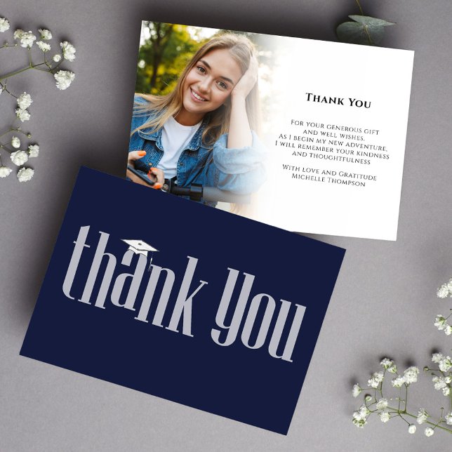 Cartão De Agradecimento Formando Obrigado Marinho Foto Azul Moderno Elegan (Graduation thank you card with navy blue and white modern-style typography. )