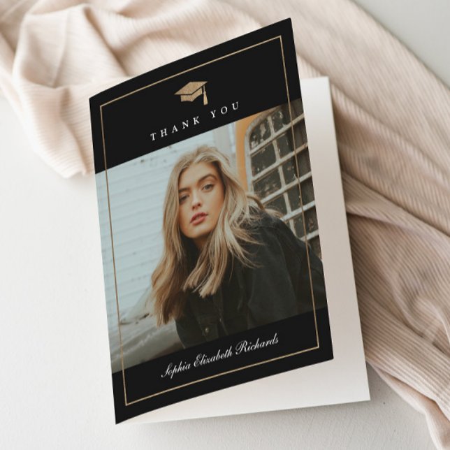 Cartão De Agradecimento Formatura Foto Clássica em Ouro Script (Elegant Gold Graduation Cap Black and White Photo Graduation Thank You Cards. )