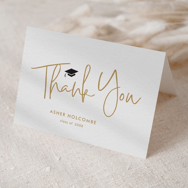 Cartão De Agradecimento Formatura Simples Roteiro Moderno (Modern gold script black graduation cap graduation party folded thank you note cards.)