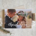 Cartão De Agradecimento Foto Casamento Caligrafia Moderna Branca<br><div class="desc">Expresse sua gratidão sincera com nosso deslumbrante cartão de agradecimento de casamento personalizável com foto,  projetado com caligrafia moderna e elegante. Este cartão oferece uma maneira sofisticada e elegante de agradecer aos seus convidados por compartilharem o seu dia especial.</div>
