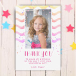 Cartão De Agradecimento Foto Colorida De Ondas Rosa, Crianças De Aniversár<br><div class="desc">Ondas Rosa Coloridas e Estrelas Cartões de agradecimentos Fotográfico de Crianças de Aniversário. Cartões de agradecimentos de aniversário rosa bonito para seus amigos e família. Carregue sua foto e personalize o cartão com seu nome e texto. O cartão tem estrelas e ondas coloridas. Excelente como cartões de agradecimentos de aniversário...</div>