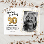 Cartão De Agradecimento Foto de Aniversário do 90 Moderno<br><div class="desc">Elegante festa de aniversário 90,  obrigado cartas com um simples fundo branco que pode ser mudado para qualquer cor,  uma foto da aniversariante / garoto,  brilho dourado,  balões de hélio noventa e ouro,  e um obrigado moderno que você modelo é fácil de personalizar.</div>