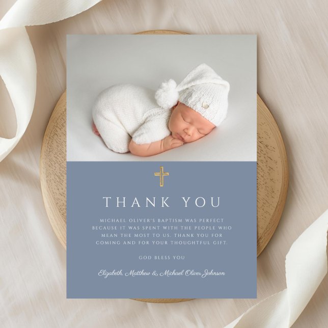 Cartão De Agradecimento Foto de Batismo de Menino Religioso Azul Elegante (Elegant Dusty Blue Religious Boy Baptism Photo Thank You Card)