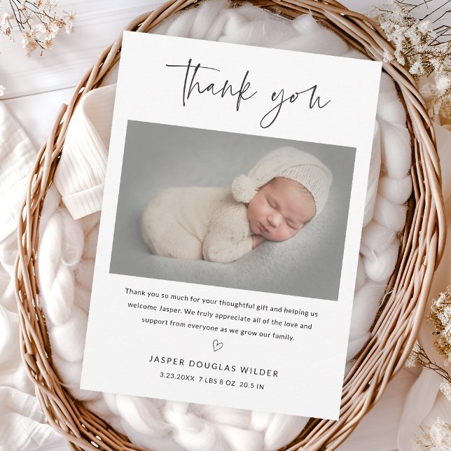 Cartão De Agradecimento Foto de Bebê Simples em Preto e Branco com Letra (Simple script black and white baby photo thank you card announcement.)