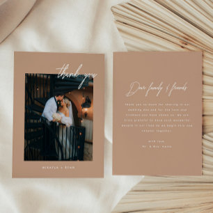 Cartão De Agradecimento Foto de casamento bege e branco com roteiro modern