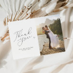 Cartão De Agradecimento foto de casamento branco e preto do script chic<br><div class="desc">Um cartões de agradecimentos de casamento simples moderno com um maravilhoso roteiro preto e uma foto personalizada da noiva e do noivo. Adicione um obrigado pessoal que você envia aos seus convidados.</div>