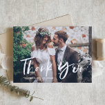 Cartão De Agradecimento Foto de Casamento com Letra de Mão de Pincel<br><div class="desc">Envie obrigados para a família e amigos com este cartões de agradecimentos de fotos personalizável. Ele tem a letra de pincel. Personalize adicionando sua foto e detalhes. Este cartões de agradecimentos fotográfico é perfeito para casamentos,  graduações,  aniversários e outros eventos.</div>