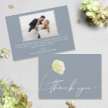 Cartão De Agradecimento Foto De Casamento Da Flor De Água Chic<br><div class="desc">Obrigado em carta chica com uma linda flor branca na frente,  este casamento azul empoeirado,  cartões de agradecimento apresentam sua foto e mensagem no verso. CORRESPONDENTE a itens na nossa coleção.</div>