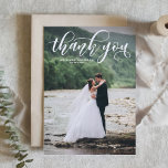 Cartão De Agradecimento Foto De Casamento De Foto De Caligrafia Moderna E<br><div class="desc">Envie obrigados para a família e amigos com este cartões de agradecimentos de fotos personalizável. Apresenta caligrafia moderna e um padrão floral editável. Personalize adicionando sua foto e detalhes. Este cartões de agradecimentos fotográfico é perfeito para casamentos,  graduações,  aniversários e outros eventos.</div>