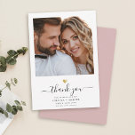 Cartão De Agradecimento Foto de Casamento Dourado de Coração com Script Mo<br><div class="desc">Este moderno coração de ouro chico,  obrigado a vocês,  nota mostra uma caligrafia de script escrita manuscrita ao lado de seus nomes em tipografia elegante de serifa sob sua foto favorita de casamento. Esta é a versão branca e rosa esbranquiçada.</div>