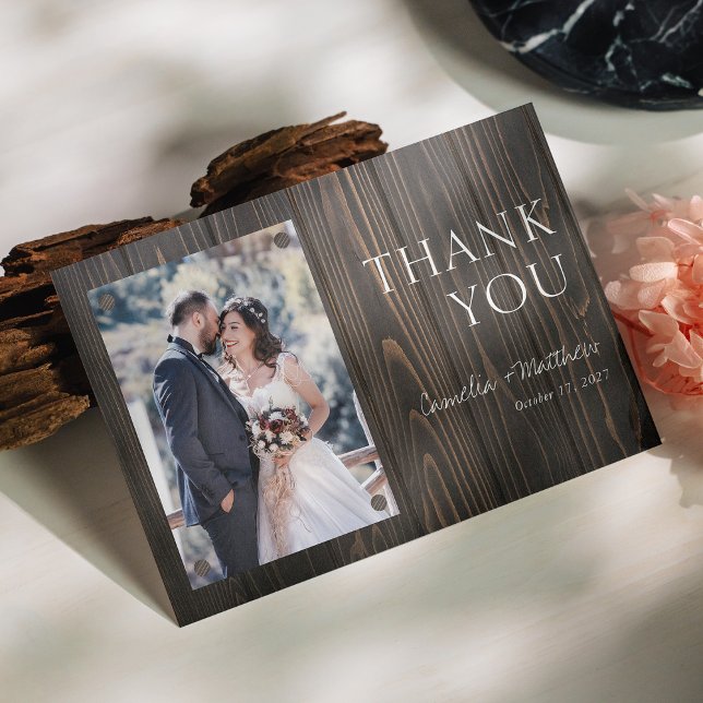 Cartão De Agradecimento Foto de casamento em madeira escura rústica (Personalized Rustic Dark Wood Photo Wedding Thank You Card)