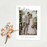 Cartão De Agradecimento Foto de Casamento Minimalista<br><div class="desc">Cartões de agradecimentos de casamento minimalista e elegante com tipografia de script. O texto e as mensagens podem ser editados na parte traseira do cartão. Para personalização mais avançada deste design, por exemplo, alteração do layout, da fonte ou do tamanho do texto, clique no botão "PERSONALIZAR" acima. Por favor, entre...</div>