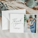 Cartão De Agradecimento foto de casamento preto e branco de script simples<br><div class="desc">Um cartões de agradecimentos de casamento simples moderno com um maravilhoso roteiro preto e uma foto personalizada da noiva e do noivo. Adicione um obrigado pessoal que você envia aos seus convidados.</div>