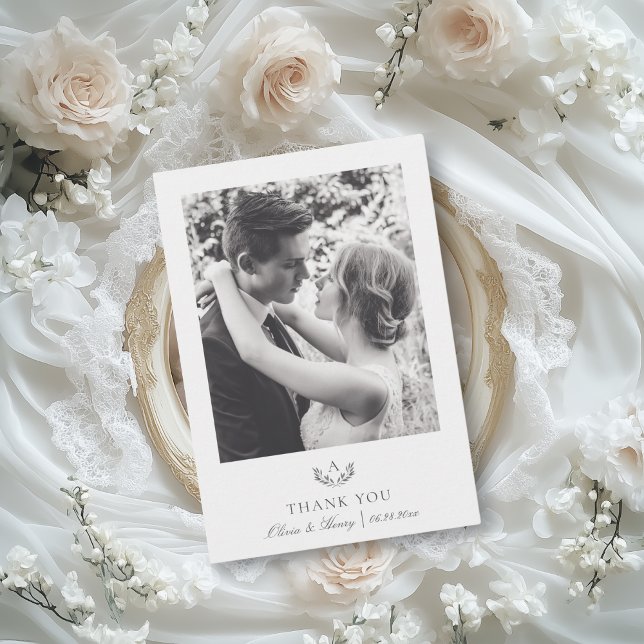 Cartão De Agradecimento Foto de Casamento Simples do Monograma Elegante da (Elegant thank you card embellished with monogram in silver and a vintage calligraphy script font.)