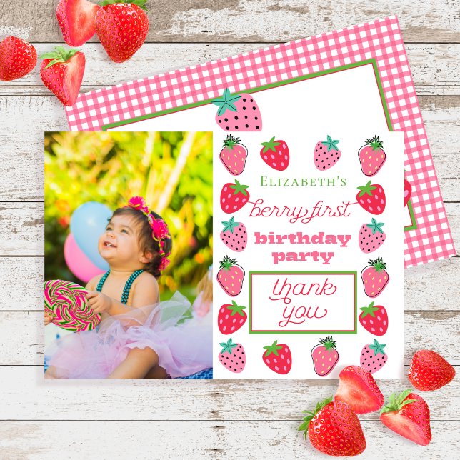 Cartão De Agradecimento Foto de Strawberry Girl Berry Primeira Festa de an (Strawberries Girl Photo Berry First Birthday Party Thank You Flat Card)