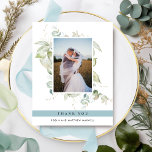 Cartão De Agradecimento Foto Elegante Casamento Verde, Azul Mista<br><div class="desc">Elegante obrigado de casamento fotográfico, seu cartão plano com uma elegante cor-de-água verde mostrando sua imagem. Mist Blue stripe mostrando a mensagem do obrigado. De volta com belo monograma verde com casais iniciais. Capacidade de receber cartões com a sua própria mensagem impressa no verso ou de apagar a nossa mensagem...</div>