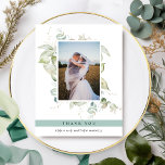 Cartão De Agradecimento Foto Elegante Casamento Verde, Verde<br><div class="desc">Elegante obrigado de casamento fotográfico, seu cartão plano com uma elegante cor-de-água verde mostrando sua imagem. Banda verde mostrando a mensagem do obrigado. De volta com belo monograma verde com casais iniciais. Capacidade de receber cartões com a sua própria mensagem impressa no verso ou de apagar a nossa mensagem e...</div>