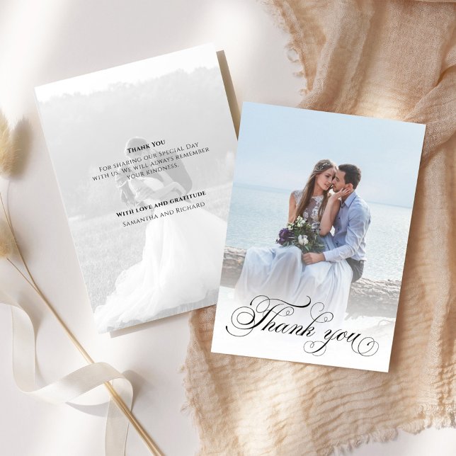Cartão De Agradecimento Foto Elegante De Script De Caligrafia De Casamento (Elegant calligraphy script wedding thank you card with a 2-photo template. )