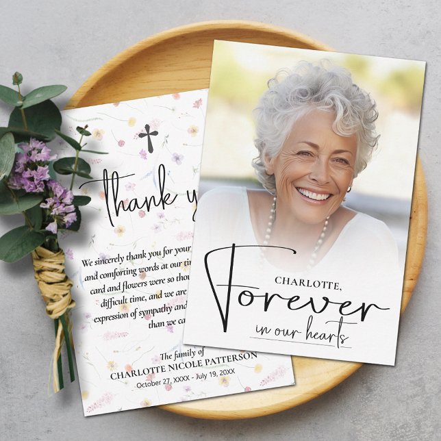 Cartão De Agradecimento Foto Funeral Simples (Forever in our Hearts funeral photo thank you card your message on the back on dainty wildflowers)