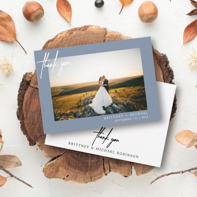 Cartão De Agradecimento Foto Moderna Com Letra Mão Obrigado Azul Dusty (Modern elegant wedding thank you card with a wedding photo on the front and simple hand written font)