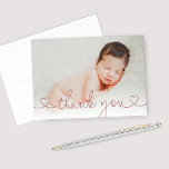Cartão De Agradecimento Foto Personalizada De Rapariga De Coração Cor-De-C<br><div class="desc">As cartas modernas e mínimas de agradecimentos apresentam uma foto da sua bebê recém-nascida, com cor-de-rosa rosa personalizado (pode ser modificado). Obrigado, texto em um estilo de fonte fofinho bonito. Perfeito para enviar como uma pequena nota de obrigados aos amigos e à família que deram presentes ao novo bebê, ou...</div>