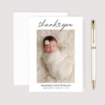 Cartão De Agradecimento Foto personalizada de recém-nascidos com script de<br><div class="desc">Moderno e mínimo obrigado cartões de nota apresentam uma foto de seu bebê ou garoto recém-nascido com preto personalizado (pode ser modificado) Obrigado texto em uma fonte de script fofa e na moda. Perfeito para enviar como uma pequena nota de obrigados aos amigos e familiares que deram presentes ao novo...</div>