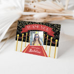 Cartão De Agradecimento Foto personalizada do tapete vermelho Hollywood<br><div class="desc">Um toque perfeito para o seu tema de Hollywood, doce dezesseis, quinceanera ou celebrações de bat mitzvah, estas cartas personalizadas de agradecimento apresentam uma ilustração de corda vermelha e de veludo VIP com três campos de texto personalizados, assim como um modelo de foto. Personalize com uma dentro de mensagem pré-impressa...</div>