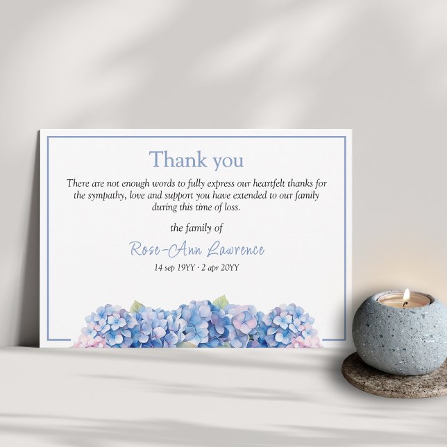 Cartão De Agradecimento Funerário com cor aquática azul hidrangea (Funeral thank you card from family with floral botanical details and color frame, blue hortensia)