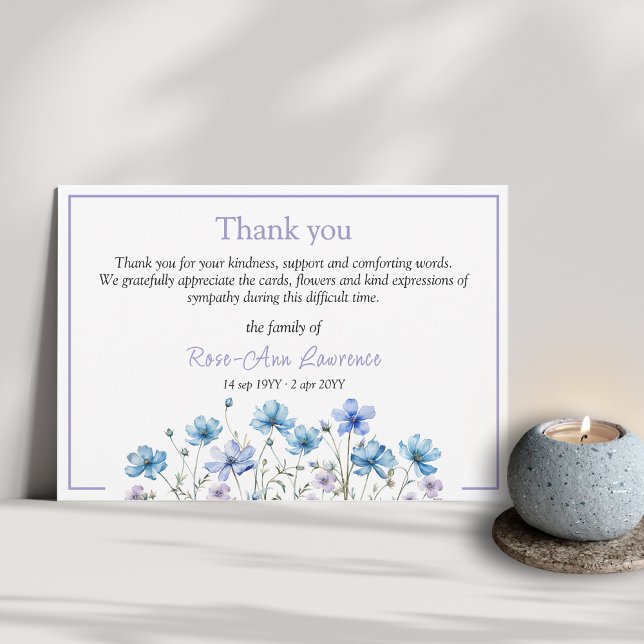 Cartão De Agradecimento Funerário de flores florais de aquarela azul (Funeral thank you card from family with floral botanical details and color frame)