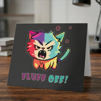 Gato fofo e zangado assobiando Deixe-me em paz.