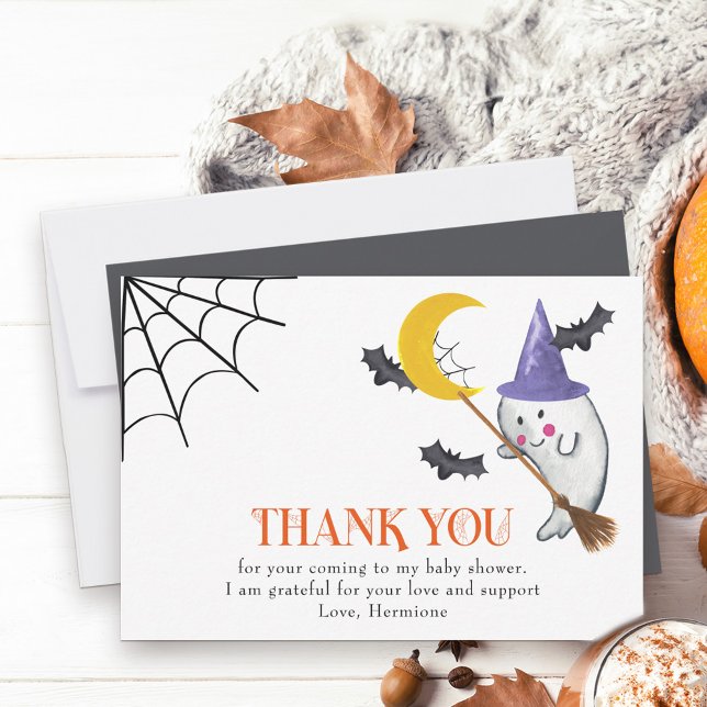Cartão De Agradecimento Ghost e Cobwebs lindos no Halloween (Halloween thank you card with cute witchy ghost on a broomstick and cobweb lettering)