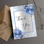 Cartão De Agradecimento Glamorosa floral azul prateada elegante<br><div class="desc">Fundo com aspecto fino prateado,  decorado com brilho azul claro,  cinzas e florais azuis.Na frente,  o texto em letras grandes à mão e o texto: Obrigado. Voltar: Personalize e adicione sua nota de agradecimento e seu nome.</div>