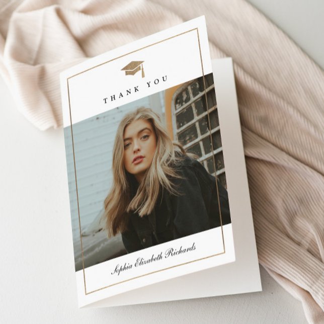 Cartão De Agradecimento Graduação de Foto Elegante Simples (Elegant Gold Graduation Cap Black and White Photo Graduation Thank You Cards. )
