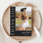 Cartão De Agradecimento Graduação de Foto Vertical Moderna<br><div class="desc">Este moderno cartões de agradecimentos elegante de graduação de fotos em na moda apresenta uma foto vertical e um título com um nome de script personalizável e texto na frente. O verso tem uma mensagem pessoal e uma assinatura que são removíveis se você preferir escrever suas notas de agradecimento. Clique...</div>