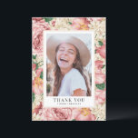 Cartão De Agradecimento Graduação de Fotos de Blush Vintage e Flores de Ma<br><div class="desc">Envie obrigados para a família e amigos por fazerem parte da sua graduação com este obrigado de graduação personalizável, você tem uma placa plana. Apresenta um padrão floral vintage de rosas e peônias cor-de-rosa pinceladas e híbridos de marfim. Personalize este cartões de agradecimentos de graduação floral adicionando suas fotos de...</div>