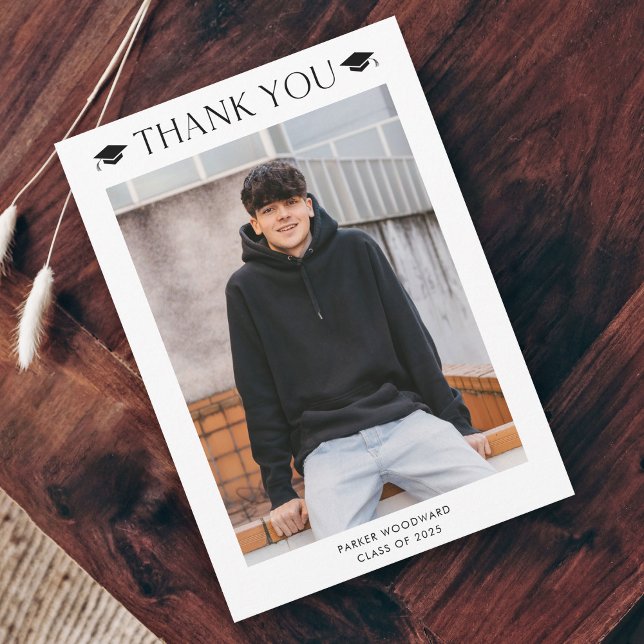 Cartão De Agradecimento Graduação de Fotos Simples (Simple black and white cap photo graduation thank you card.)