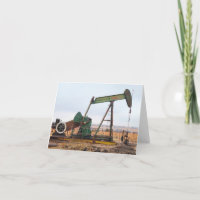 Grande Pumpjack Verde em Campo de Petróleo