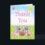 Cartão De Agradecimento Koala Bears Picnic Birthday Pink Gingham<br><div class="desc">Este cartões de agradecimentos bonitinho e caprichoso apresenta ursos koala adoráveis tendo um piquenique em um pano de gingham rosa com curativos como mel, melancia, doce de morango, limonada e torta. Ao fundo está um céu azul brilhante e sol, borboletas e margaridas. O texto combina fontes decorativas e serif para...</div>