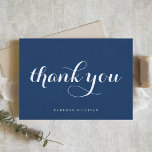 Cartão De Agradecimento Marinho de Caligrafia Moderna Negrito Azul<br><div class="desc">Enviar obrigados com este cartões de agradecimentos personalizável. Apresenta caligrafia moderna e uma simples tipografia num fundo azul marinho. Personalize adicionando seu nome ou outros detalhes. Este cartões de agradecimentos de caligrafia é perfeito para negócios,  casamentos,  chás de panela,  chás de fraldas,  graduações e muito mais.</div>