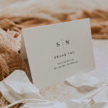 Cartão De Agradecimento Mínimo e Chic | Casamento Negro e Branco<br><div class="desc">Estes elegantes e modernos cartões de casamento,  graças a vocês,  apresentam um simples design de texto preto e branco que exumenta o estilo minimalista. Adicione suas iniciais ou monograma para torná-las completamente suas.</div>
