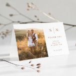 Cartão De Agradecimento Mínimo e Chic | Foto Boho Wedding<br><div class="desc">Este elegante e moderno obrigado de casamento que vocês dobraram apresenta um simples boho terracotta e design de texto branco que exude o estilo minimalista,  com sua foto de casamento pessoal favorita. Adicione suas iniciais ou monograma para torná-las completamente suas.</div>