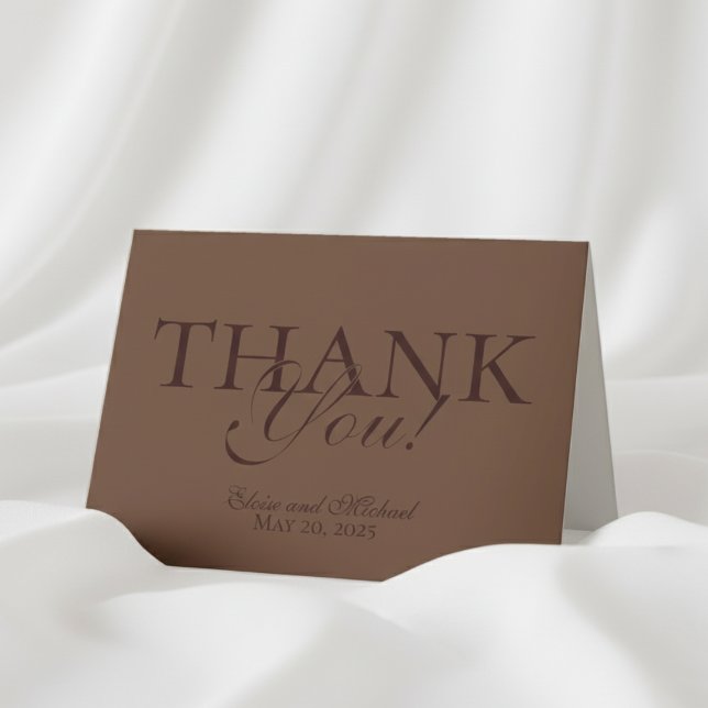 Cartão De Agradecimento Modern Mousse Brown Dobrou O Casamento Obrigado (Send your gratitude in style with this Modern Mousse Brown Folded Thank You Card!)