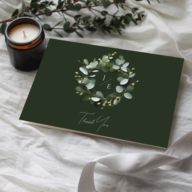 Cartão De Agradecimento Monograma Moderno Eucalyptus Wreath | Verde Escuro (Dark Green Modern Monogram Eucalyptus Wreath Wedding Thank You Card)