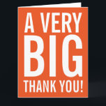 Cartão De Agradecimento Muito grande demais Obrigado a cumprimentar cartõe<br><div class="desc">Muito grande demais. Obrigado a cumprimentar as cartas. Enorme cartão de exagero para agradecer a amigos,  família,  treinador,  mãe,  pai,  professor,  enfermeiro,  chefe,  empregado,  etc. XL design Extra Large com tipografia moderna de letras grandes e cor brilhante no fundo. Mensagem de obrigados personalizável e cor de fundo. Ou laranja.</div>