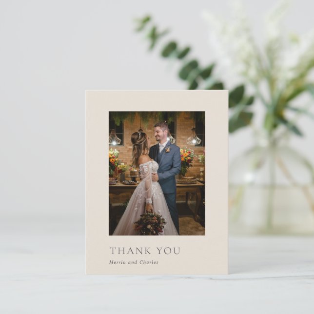 Cartão De Agradecimento Na moda Beige Foto Moderna Casamento (Em pé/Frente)