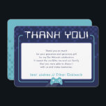 Cartão De Agradecimento OBRIGADOS MODERNOS para JOGOS Bar Mitzvah marinho<br><div class="desc">pelo kat massard >> www.simplysweetPAPERIE.com <<< Um design simples para seus OBRIGADOS COM AS PLACAS FLAT - para corresponder aos seus convites principais. Adorei o design, mas gostaria de ver algumas mudanças - outro esquema de cores, produto, adicionar uma foto ou adaptado para uma ocasião diferente - sem preocupações, simplesmente...</div>