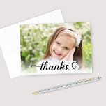 Cartão De Agradecimento Obrigados na Foto Personalizada de Script de Coraç<br><div class="desc">Os cartões de nota personalizados modernos apresentam uma foto com texto de script de Obrigados pretos (podem ser modificados) com um sotaque cardíaco agudo. Perfeito para as crianças enviarem notas de agradecimento por presentes de aniversário,  presentes de primeira comunhão e muito mais.</div>