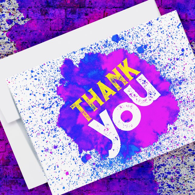 Cartão De Agradecimento Paint Splatter Obrigado - Azul em branco (purple paint splatter thank you card and envelope against a paint splattered brick background)