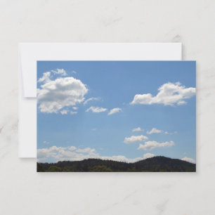 Cartão De Agradecimento Paisagem com colinas verdes, árvores e nuvens